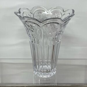 Vintage Shamrock Crystal Vase Scalloped Rim Irish Floral Starburst Glass 7”